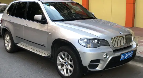 BMW X5 E70 facelifting: Kiedy i jak rozpoznać wersję LCI?