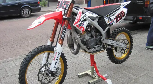 Honda CR 85: Ile koni? 25 KM i co jeszcze musisz wiedzieć!