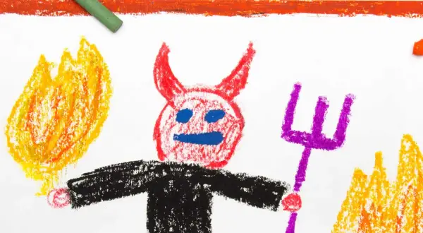 Ein roter Teufel mit blauen Augen und Hörnern, schwarzem Körper, hält einen Dreizack. Flammen lodern neben ihm. So sieht der Teufel aus!