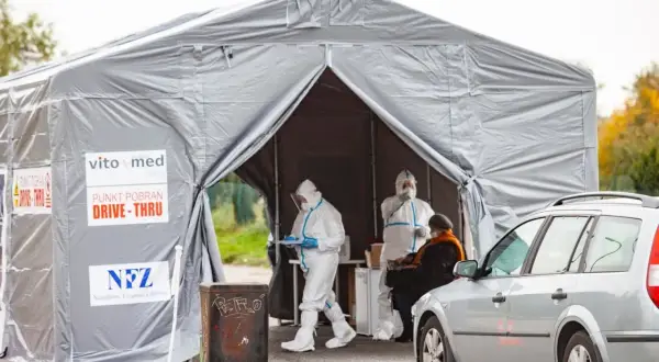 Gdzie zrobić test COVID-19 w Warszawie? Mobilne punkty i ceny