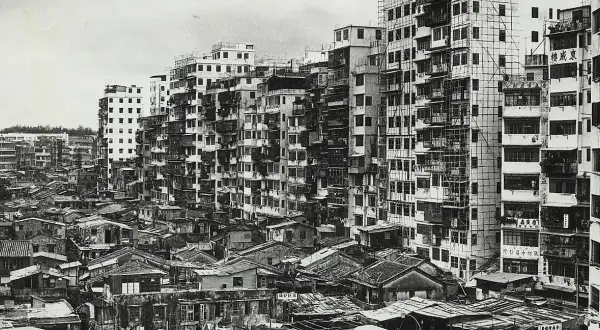 Gęsto zabudowane, wielopiętrowe budynki i niskie domy tworzą labirynt w Kowloon Walled City.