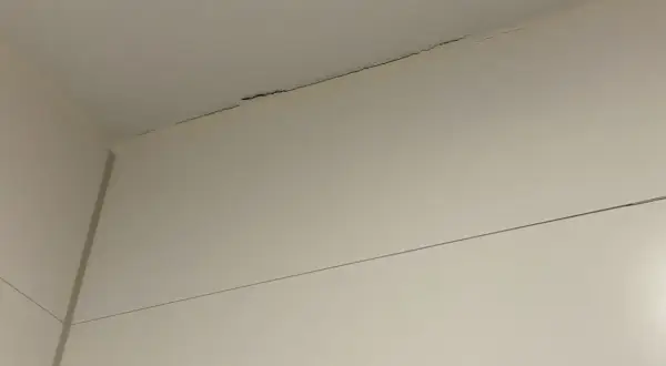 Sprickor i taket i badrummet, dags att måla tak badrum.