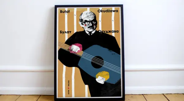 Plakat z portretem Bułata Okudżawy grającego na gitarze.