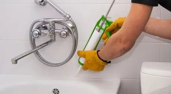 Badezimmer Fugen erneuern: So vermeiden Sie Schimmel und Schäden