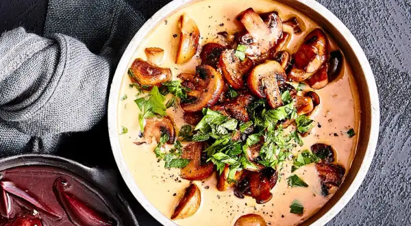 Cremige Pilzpfanne mit frischen Champignons, Petersilie und Pfeffer. Perfekt, wenn man fragt: was koche ich mit frischen champignons.