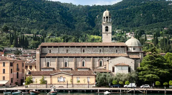 Salò cosa vedere: la maestosa chiesa con campanile domina il lungolago, incastonata tra case colorate e colline verdi.