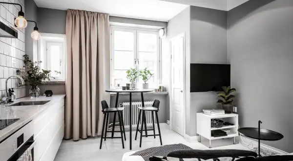 Smart inreda en etta 40 kvm med köksdel, matplats vid fönstret, TV-hörna och stilren inredning.