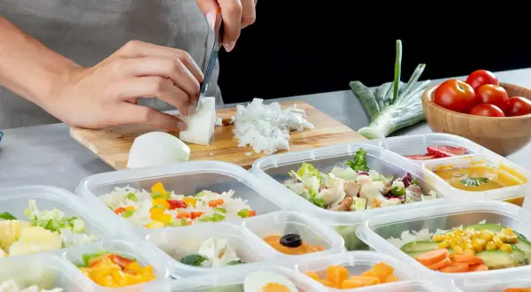 Najlepsze cateringi dietetyczne, które warto wybrać - opinie i porady