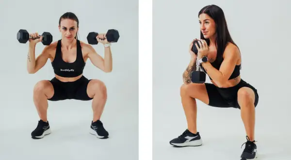 Donne in tenuta sportiva eseguono squat con manubri, un esercizio chiave per chi vuole imparare come mettere massa muscolare.