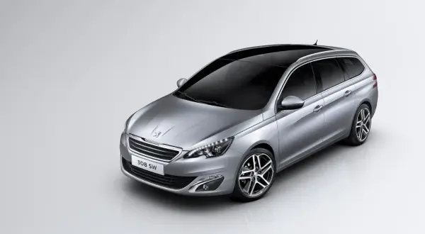 Silver Peugeot 308 SW, redo för ett test. Elegant kombi med mörk taklucka och sportiga fälgar.