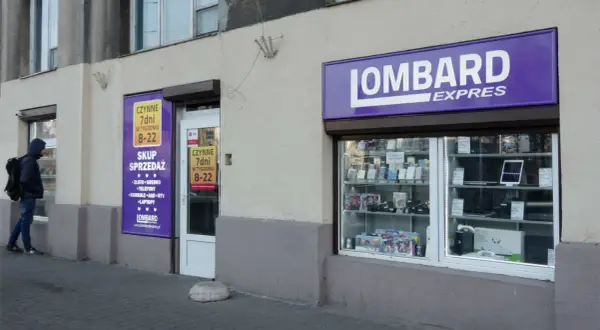 Fasada lombardu z witryną pełną elektroniki i banerem "LOMBARD EXPRESS".