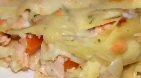 Lasagne saumon épinard, une couche de pâtes généreuse garnie de saumon rose et d'épinards, le tout nappé d'une sauce crémeuse et de fromage fondant.