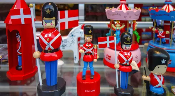 Drewniane figurki żołnierzyków i karuzela z duńskimi flagami. Idealne pamiątki, zastanawiasz się nad copenhagen card cena?