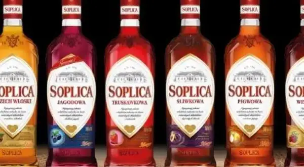 Rząd butelek Soplicy: malinowa, jagodowa, truskawkowa, śliwkowa, pigwowa. Różne smaki, różne procenty.