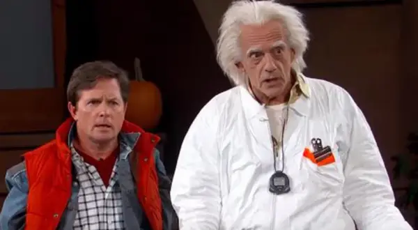 Marty McFly i Doc Brown, czyli powrót do przyszłości obsada, w swoich kultowych strojach.