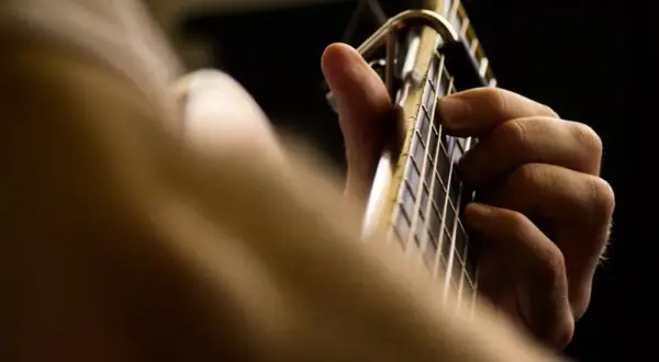 Jak trzymać gitarę elektryczną, aby uniknąć bólu podczas gry