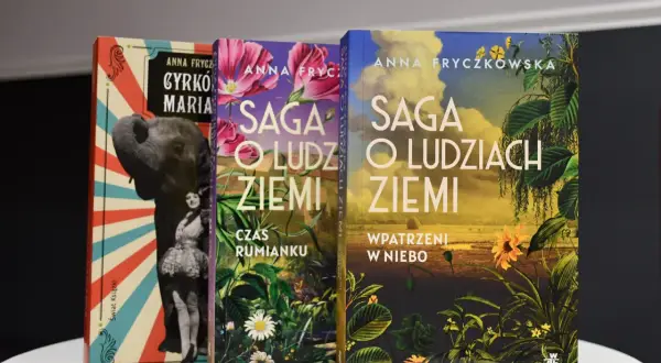 Trzy książki Anny Fryczkowskiej: "Cyrk Maria", "Saga o ludziach ziemi. Czas rumianku" i "Saga o ludziach ziemi. Wpatrzeni w niebo".