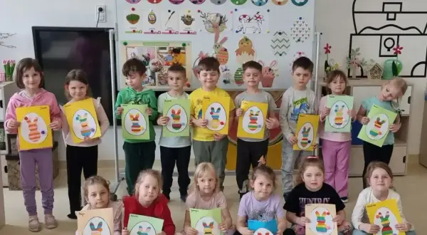 Dzieci z przedszkola prezentują swoje wielkanocne **pastiże** - kolorowe pisanki i zajączki.