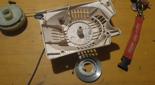 Jak założyć sprężynę szarpaka kosiarki? Poradnik DIY