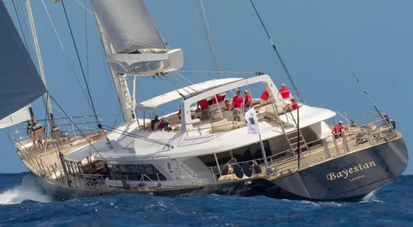 Vela da regata "Bayesian" di Perini Navi in navigazione con equipaggio in rosso.