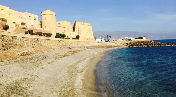 Castillo de Roquetas de Mar, ideal para saber qué hacer en Roquetas de Mar. Playa y mar azul.
