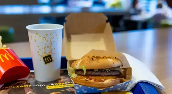 Cheeseburger McDonald's z frytkami i napojem. Czy zastanawiałeś się nad jego kcal?