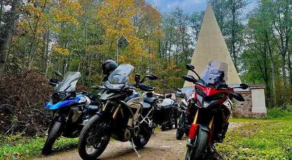 Mazury motocyklem: Odkryj najlepsze trasy i praktyczne porady!