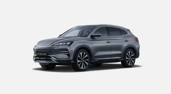 Un BYD Seal U DM-i gris moderno, con sus distintivos byd seal colores, se presenta sobre un fondo blanco.