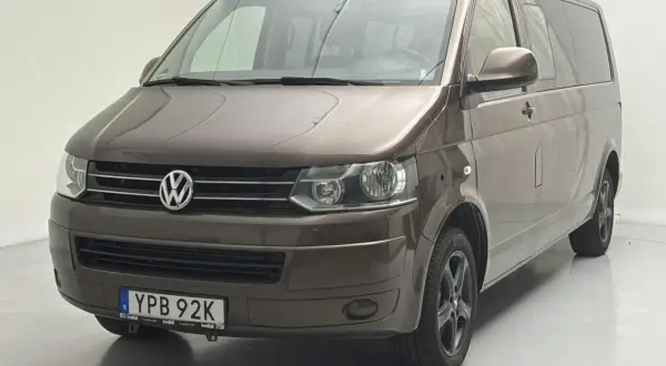 Brun Volkswagen Caravelle, en pålitlig begagnad familjebil redo för nya äventyr.