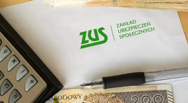 Kalkulator, długopis, pieniądze i dokument ZUS. Rozważasz subkonto ZUS dziedziczenie?