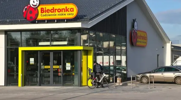 Ile można zarobić w biedronce? Poznaj pensje i benefity pracowników