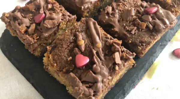 Chokladkakor i långpanna, toppade med smält choklad, nötter och rosa hjärtan. Perfekt för alla hjärtans dag!