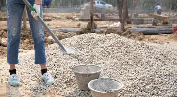 Ile cementu na betoniarkę 200 litrów? Proporcje dla betonu B15, B20, B25