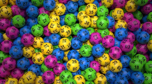 Kolorowe kulki lotto, jak te, które mogą przynieść Ci wygraną. Sprawdź, gdzie odebrać wygraną w lotto!