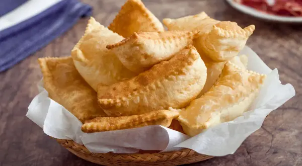 Cesto di gnocco fritto modenese dorato e soffice, pronto per essere gustato con salumi.