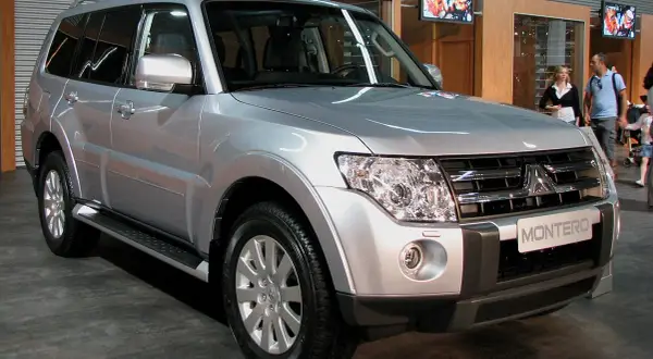 Mitsubishi Montero plateado, listo para cualquier aventura. Su robusto diseño y el peso de su nombre inspiran confianza.