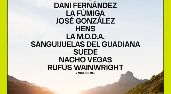 Cartel del Pirineo Sur Festival con nombres de artistas como Rufus Wainwright y Suede, sobre un paisaje de montañas al atardecer.