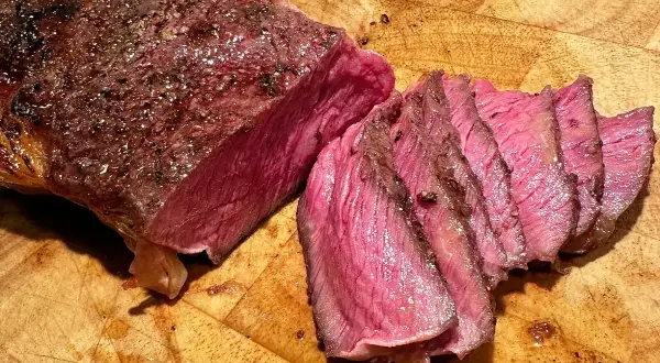 En saftig entrecote, perfekt stekt till innertemp. Skivorna visar en vacker rosa färg.