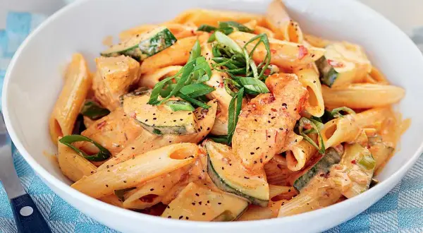 Krämig pastasås med kyckling och zucchini, ett perfekt pastasås recept för en snabb och god middag.