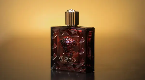 Flakon Versace Eros Flame, czerwony, z greckim wzorem i głową Meduzy. Chcesz wiedzieć, jak sprawdzić oryginał perfum? Zwróć uwagę na detale.