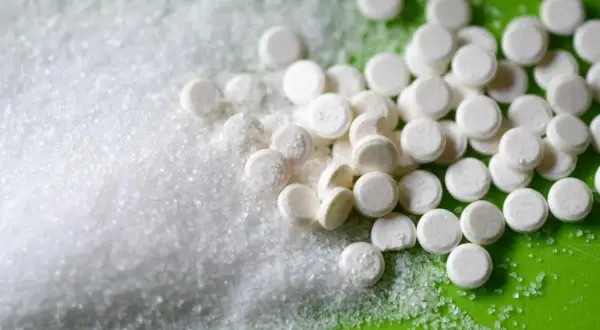 Zucker und Süßstofftabletten, die Acesulfam K enthalten, für einen gesunden Lebensstil.