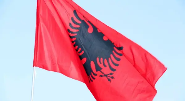 Ile trwa lot z Warszawy do Tirany? Zaskakujące fakty o czasie przelotu