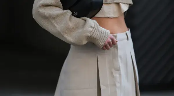 Stylowe połączenia spódnicy i swetra: 10 modnych inspiracji
