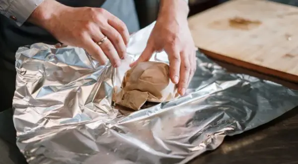 Która strona folii aluminiowej na grilla jest właściwa dla smaku?