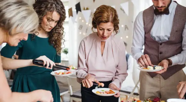 Ile kosztuje catering na 30 osób? Sprawdź ceny i opcje wyboru