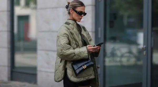 Najlepsze stylizacje z kurtką khaki damską na każdą okazję i sezon