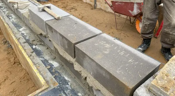 Jaką zaprawę wybrać do bloczków betonowych fundamentowych? Kluczowe informacje