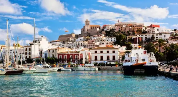Trzecia co do wielkości wyspa Balearów – co warto wiedzieć o Ibizie