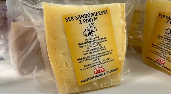 Sery sandomierskie w opakowaniach próżniowych, jeden z nich z etykietą "Ser Sandomierski z piwem".
