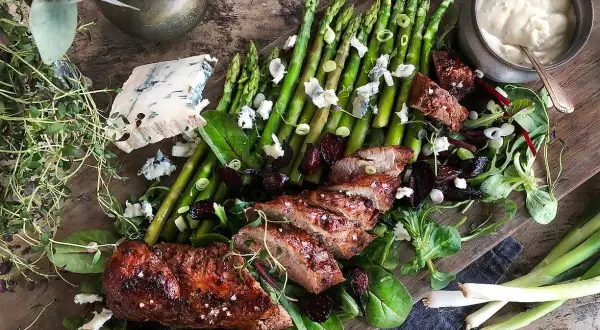 Grillad fläskfilé med sparris, blåmögelost och en krämig sås. Perfekt gris temperatur för en somrig middag.